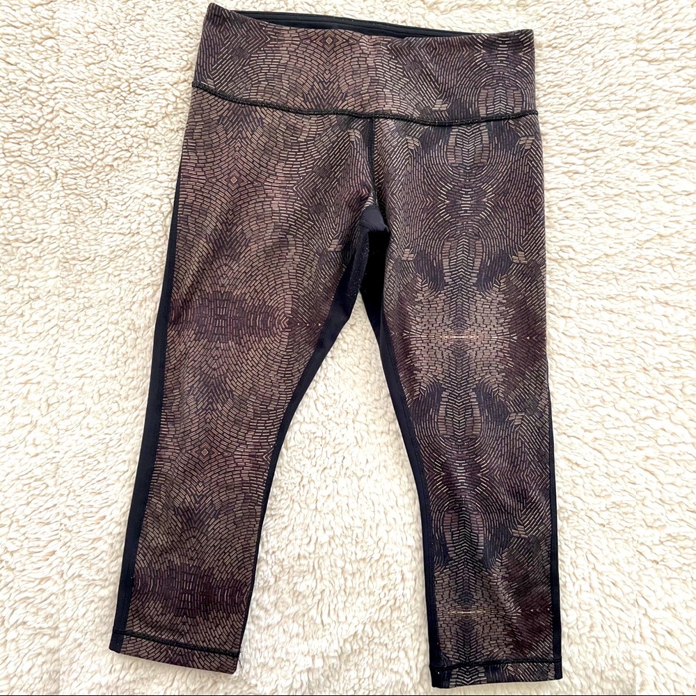 Women’s 8 LULULEMON Cropped Leggings Abstract